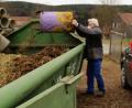 Bild: mvs
Hans Köppl übernahm die erste Schicht und brachte gleich den Frühjahrsschnitt aus dem eigenen Garten mit. Bürgermeister Markus Schiesl (rechts) dankte ihm fürs ehrenamtliche Engagement im Namen der Gartler, die sich kürzere Wege zum Entsorgen gewünscht hatten.