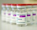 Bild: Nicolas Armer
Auf einem Tisch in einer Hausarztpraxis stehen Ampullen mit dem Covid-19 Impfstoff des schwedisch-britischen Pharmakonzerns AstraZeneca. Auch Deutschland setzt Corona-Impfungen mit dem Präparat des Herstellers Astrazeneca vorsorglich aus. Das teilte das Bundesgesundheitsministerium am Montag (15.03.2021) mit und verwies auf eine aktuelle Empfehlung des Paul-Ehrlich-Instituts zu notwendigen weiteren Untersuchungen. +++ dpa-Bildfunk +++