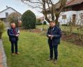 Bild: Hofmann/exb
Im Garten und mit gebührendem Abstand gratuliert der aktuelle Fraktionsvorsitzende der CSU, Benjamin Zeitler (rechts), dem früheren Fraktionschef Gerd Hofmann.