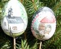 Bild: gis
Bruno Schinner bemalte diese Eier, die das Hammerkirchl (links) und bunte Vögel zeigen.