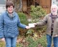 Bild: do
Im Namen der Fastengruppe überreicht die Speinsharter Frauenbund-Vorsitzende Elisabeth Nickl an Hans Karl eine Spende von 240 Euro