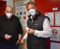 Bild: lue
Die Firma Horn Glass Industries in Plößberg setzt in ihrem Hygienekonzept auch auf Tracker. Christian Strobel, Bereichsleiter Elektro/Erste Hilfe, und Rainer Sommer, Bereichsleiter Fertigung, erklären, wie die Geräte eingesetzt werden.