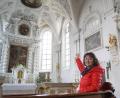 Bild: Elena Kaspar/exb
Die Pfarrkirche Mariä Himmelfahrt gehört mit ihrem weißen Stuck aus der Barockzeit zu den beeindruckendsten Sehenswürdigkeiten in Pfreimd. Maria Richthammer kennt sich hier aus. Das neue aufgelegt Angebot an Gästeführungen punktet aber mit vielen neuen Reizen.