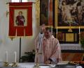 Bild: wfe
Pfarrer Hans Zeltsperger segnet im Sonntagsgottesdienst die neue Stephanus-Fahne.