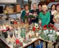 Archivbild: wro
Eine der vielen Aktionen, mit denen der Frauen- und Mütterverein auf sich aufmerksam macht, ist der alljährliche Adventsbasar. Für die reich bestückten Verkaufstische sorgen die Bastelfrauen.