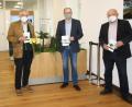 Bild: bjp
Im Rathaus übergaben Schriftleiter und Vorsitzender des Heimatkundlichen Arbeitskreis Robert Schön (rechts) und HAK-Ehrenvorsitzender Hans Rösch (links) ein Exemplar des 40. "Kemnather Heimatboten" an Bürgermeister Roman Schäffler. Für Schön war es das 30. unter seiner "Regie" entstandene Jahrbuch.
