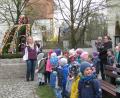 Bild: sei
Heuer gibt es bereits zum zweiten Mal keinen Osterbrunnen. Aber Bürgermeister Richard Kammerer hatte die Idee, am Marktplatz einen großen Osterstrauch aufzustellen, dort wo sonst der Christbaum steht. Alle Kinder dürfen dort wetterfest bemalte Ostereier aufhängen.