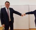 Bild: e
Bürgermeister Hans-Martin Schertl (links) führt Armin Heuberger in das Amt des Vilsecker Umweltbeauftragten ein.