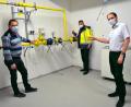 Bild:  Karoline Gajeck-Scheuck
Gas- und Wassermonteur Stefan Schober (Mitte) von den Amberger Stadtwerken prüft mit einem Gasprüfgerät innenliegende Teile eines Gas-Hausanschlusses. Mit im Bild: Betriebsingenieur Maximilian Deget (rechts) und Gas- und Wassermeister Karl Weizer.