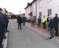 Bild: Portner
Der Bauausschuss mit Bürgermeister Rudolf J. Teplitzky (Mitte) machte sich ein Bild von der Beschaffenheit des Gehweges in der St.-Wendelin-Straße. Die Bewohner des Häuserblocks monieren die glatte Oberfläche des Pflasters.