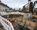 Die Arbeiten für die Erneuerung von Kanal- und Wasserleitungen in der Kleinklenauer Straße und im Angerweg haben begonnen.