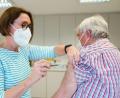Bild: Nicolas Armer/dpa
Was hier in Hof eine Hausärztin bereits bei einem Pilotprojekt praktiziert, soll ab April auch in Weiden und dem Landkreis Neustadt die Regel sein: Hausärzte können ab dann Patienten die Impfung gegen Covid-19 verabreichen.