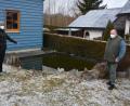 Bild: jr
Isgard und Lars Forschepiepe (von links) stehen neben ihrem Gartenteich, in dem es sich den ganzen Dienstag über ein Biber gemütlich gemacht hatte. Am Mittwochmorgen wollte Biberberater Horst Fischer eingreifen, doch das Tier war wieder verschwunden.
