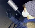 Bild: ero
Ein Schüler des Astro-Physik-Kurses beim Bedienen des Teleskops, welches mit der entsprechenden App verlinkt fantastische und farbige Bilder auf das Smartphone sendet.