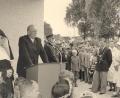 Bild: u
Als der von AKW-Direktor Wolfgang Droßbach (am Rednerpult) gestiftete St.-Wolfgang-Kindergarten am 28. Juni 1953 eingeweiht wurde, berichtete selbst die Wochenschau über dieses Ereignis. Im Bild links: Schwester Celsina Schaller, die erste Leiterin. Im Bild rechts: AZ-Reporter Anderl Müller.