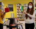 Bild: Susanne Meindl/exb 
Das Team der Stadtbibliothek – im Bild Eva Langhammer (links) und Leiterin Leonie Flachsmann – arbeitet derzeit an der Umsignierung von knapp 18 000 Sachmedien.