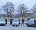 Bild: twi
Die Initiatoren Maria Schlögl (Zweite Bürgermeisterin), Dieter Buchner, Max Geitner, Dieter Rosenberg (Dritter Bürgermeister), Thomas Käsbauer, Christina Sachs, Alexander Linek, Hubert Schöner und Thomas Weber (von links) fordern die Errichtung von Ladestationen für E-Autos.