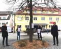 Bild: Portner
Bürgermeister Rudolf J. Teplitzky (rechts) und Sonja Bodensteiner (links) freuen sich mit dem LTO-Team Verena Piehler und Wolfgang Meidenbauer über die laminierten Gedichte am Marktplatz (Bild), hinterm Rathaus und in der Allee.