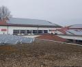 Bild: gi
Das Dach der Pausenhalle (vorne) und die gesamte Turnhalle (im Hintergrund) sind sehr sanierungsbedürftig. Der Markt Moosbach lotet derzeit die Fördermöglichkeiten aus.