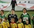 Bild: Josef Maier
Eingerahmt von zwei Fußballgröße: Torwart Wolfgang Hesl (hinten Mitte) vor dem Spiel des SV Ried gegen Wacker Innsbruck neben Oliver Glasner (links), dem jetzigen Coach des VfL Wolfsburg, und Martin Stocklasa (rechts), der seit kurzem Nationaltrainer Liechtensteins ist.