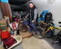Bild: Stephan Huber
Stefan Dürbeck hat vor einigen Wochen die Facebook-Gruppe "Amberger(n) helfen" gegründet, um für Bedürftige das Nötigste zu sammeln. Mittlerweile hat er eine Garage angemietet, wo er die Spenden zwischenlagert.