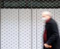 Bild: Sven Hoppe
Ein Mann geht in einer Innenstadt an einem geschlossenen Geschäft vorbei. Foto: Sven Hoppe/dpa