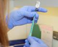 Bild: Sven Lehner/BRK Kreisverband Tirschenreuth/exb
Eine Mitarbeiterin im Impfzentrum Waldsassen zieht eine Spritze mit Corona-Impfstoff auf.