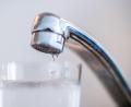 Symbolbild: Lino Mirgeler/dpa
In zwei Ortschaften des Marktes Leuchtenberg ist das Trinkwasser mit Keimen verunreinigt.