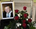 Bild: ohr
Während der Totenmesse in der St.- Barbara- Kirche erinnerte das von Rosen umrankte Bild an den verstorbenen Franz Sorgenfrei.