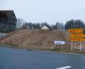 Bild: do
Der zwischengelagerte Erdaushub der Baustelle Schlossstraße wird bald entsorgt. Der Gemeinderat vergab den Abtransport an das Tiefbau-Unternehmen Meier aus Eschenbach. Anschließend ist auf dem Gelände unmittelbar nach den Osterfeiertagen der Baubeginn für das neue neue Feuerwehrgerätehaus der Vorbacher terminiert.