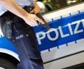Symbolbild: Friso Gentsch/dpa
Nur das massive Polizeiaufgebot habe in Rothenstadt bei Weiden eine Straftat verhindert, so die Beamten.