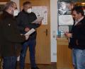 Bild: mmj
Alois Hermann und Friedhold Enk (von links) wurden von Bürgermeister Manfred Dirscherl als neue Feldgeschworene vereidigt.