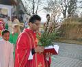 Archivbild: bsc
Pfarrer Joseph und die Ministranten bei einer Palmprozession: Als sichtbares Zeichen der Verehrung trugen die Gläubigen prachtvolle Palmbuschen. In diesem Jahr werden die Palmbüschel von den Ministranten und ihren Familien gebunden und können in der Pfarrkirche am Palmsonntag erworben werden.
