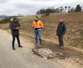 Bild: Anton Köppl/exb
Bürgermeister Max Beer (links), Bauamtsleiter Simon Heiser und Ingenieur Martin Dunst vom Ingenieurbüro Beraten und Planen überzeugten sich vom desolaten Zustand des Straßenabschnitts.