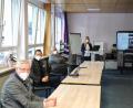 Bild: njn
Bundestagsabgeordneter Albert Rupprecht (Zweiter von links) nahm bei seinem Besuch an der Schule auch an einer virtuellen Lehrerkonferenz teil. Mit auf dem Bild (von links) Bürgermeister Johannes Reger, IT-Berater Siegfried Dötterl und Rektorin Sabine Graser.