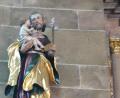 Bild: jzk
Vor dieser Statue „Josef mit dem Jesuskind“ im Altarraum betete Stadtpfarrer Thomas Kraus vor Beginn der Festmesse die Jesuslitanei.