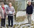 Bild: fsb
Der Jubilar Georg Wild (Mitte) mit seiner Frau Anneliese, nachdem Bürgermeister Dietmar Schaller (rechts) ein Geschenk überreicht hat.