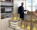 Bild: wku
Pfarrer Stefan Fischer und Pfarramtsekretärin Rita Degel packen im evangelischen Pfarramt die Ostertüten.