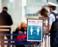 Archivbild:  Matthias Balk/dpa
Ein Polizist beobachtet die Grenzkontrollen am Flughafen München. Flüge in den Süden, etwa nach Mallorca, sind wieder möglich. Dafür ist die Öffnung von Hotels und Gastronomie hierzulande nach wie vor nicht in Sicht.
