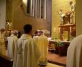 Bild: Kunz
Bischof Rudolf Voderholzer und seine Konzelebranten beten vor dem Altar des Heiligen Josef – auch für die wirtschaftlichen Opfer der Pandemie.