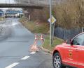 Bild: fks
Betroffen von der Ölspur war unter anderem die Tirschenreuther Straße in Erbendorf. Um die Einsatzkräfte zu schützen, waren zwischenzeitlich Warnhinweise platziert worden.