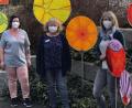 Bild: hka
Glaskunst im Garten des Caritas-Hauses St. Barbara. Davor stehen (von links) Simone Kronhöfer, Pflegehelferin und Vorsitzende der Mitarbeitervertretung, Christine König aus der Verwaltung und Heimleiterin Marina Fink, auch sie sind wahre "Corona-Helden".