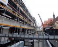 Bild: Stephan Huber
Das gewaltige Gerüst, das an der Bahnhofstraße errichtet worden ist, dient tatsächlich dazu, die denkmalgeschützte Fassade der Drei Höfe vor dem Einsturz zu bewahren.