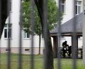 Symbolbild: Karl-Josef Hildenbrand/dpa
Ein Asylsuchender sitzt vor einem Wohnblock im Ankerzentrum Schweinfurt.