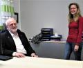 Bild: ubb
Der 64-jährige Harald Gresik verlässt die VdK-Kreisgeschäftsstelle in Wiesau. Im Ruhestand freut er sich auf mehr Zeit für seine Familie. Traurig über den Abschied ist Mitarbeiterin Alexandra Spachtholz. Die 47-jährige Tirschenreutherin verbrachte 25 ihrer Berufsjahre mit Harald Gresik.
