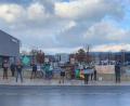 Bild: uz
Die Fridays for Future-Gruppe bei ihrer Kundgebung vor dem Bayernwerk-Gebäude in Weiden.