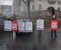 Bild: Die Linke Tirschenreuth/exb 
Mit Plakaten, Abstand und Masken zeigten sich Mitglieder der frisch gegründeten Partei "Die Linke Tirschenreuth" vor dem Landratsamt und Rathäusern im östlichen Landkreis Tirschenreuth.