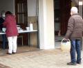 Bild: lep
Sehr gut gelaufen ist der Verkauf der Fastensuppe zu go. Mit FFP-2-Maske und Abstand warteten die Kunden geduldig, bis sie an der Reihe waren.