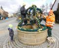 Bild: hai
Mit Hunderten von Eiern, Girlanden, Schleifen und Osterglocken sowie weiterer Deko machten Tanja Scherm und ihre Familie aus dem Dorf- wieder einen Osterbrunnen.