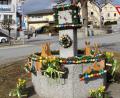 Bild: soj
Der Brunnen am Marktplatz in Ebnath sieht seit wenigen Tagen aus wie die Bastelstube des Osterhasen: Hunderte von neuen, bunten Eiern und Girlanden zieren den sprudelnden Quell.
